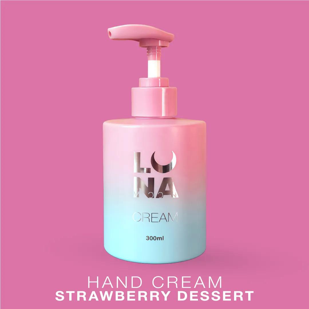 Crème pour les mains LUNAmoon Strawberry Dessert à la fraise et à la crème, hydratante, nourrissante et enrichie en fines particules scintillantes.